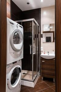 华沙ClickTheFlat Royal Route Warecka Apart Rooms的一个带洗衣机和烘干机的浴室