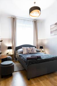 华沙ClickTheFlat Royal Route Warecka Apart Rooms的一间卧室设有一张床和一个大窗户