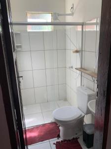 卡拉伊瓦Casa da Lua no centro da Vila de Caraíva ao lado da Igreja de Caraíva的白色的浴室设有卫生间和水槽。