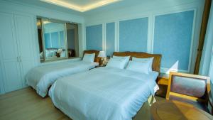 木浦市丰塔纳海滩酒店的酒店客房设有两张床和一张桌子。