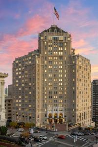 旧金山旧金山马克霍普金斯洲际酒店的一座大建筑,上面有美国国旗