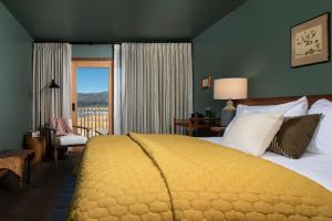 大熊湖Hotel Marina Riviera的一间带大床的卧室和一个阳台