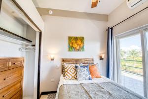 圣佩德罗Suite A203 @ Mara Laguna的一间卧室设有一张床和一个窗口