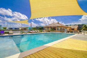 圣佩德罗Suite A203 @ Mara Laguna的度假村的游泳池,带大黄伞