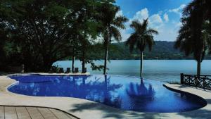 圣玛丽戴尔奥罗Santa María Resort的享有湖景的游泳池