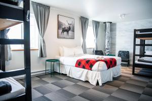 蒙特朗布朗Auberge Manitonga的卧室配有一张床,墙上挂着鹿