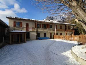 欧苏瓦Chalet Aussois, 6 pièces, 14 personnes - FR-1-508-28的前面有雪地车道的房子