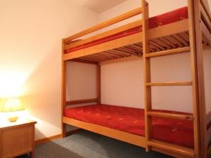 兰斯勒维拉德Appartement Lanslevillard, 2 pièces, 6 personnes - FR-1-508-107的一间卧室配有两张双层床和一盏灯。