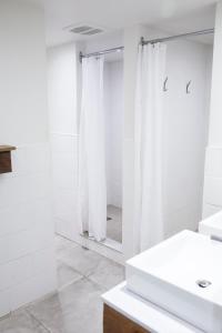 蒙特朗布朗Auberge Manitonga的带淋浴和镜子的白色浴室