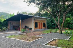 圣克鲁斯Miniapartamento el Guanacaste, cerca Tamarindo的一间黑色屋顶的小房子