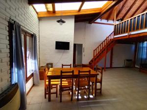 埃博森Casa Peral的一间带桌椅和电视的用餐室