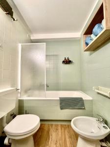皮拉Pila 29的浴室配有卫生间、盥洗盆和浴缸。