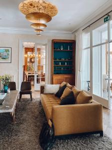珀潘斯特尔Château Charles的客厅配有棕色沙发和桌子