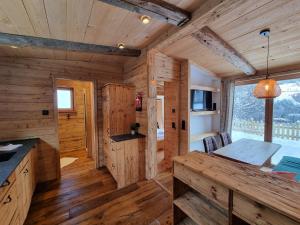 海因岑贝格Chaleny - Das erste Tiny House Chalet im Zillertal的小木屋的厨房和用餐室