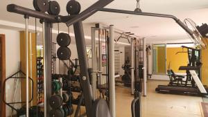 巴西利亚Ed. Boulevar Antares II的一间健身房,里面装有一堆设备