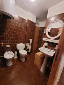 博格塔塞斯特雷Over The Snow Apartment的浴室设有2个卫生间、水槽和镜子