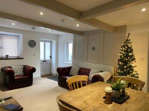金斯林Grade II Listed 2 Bed Cottage with Free Parking的客厅配有圣诞树和桌子