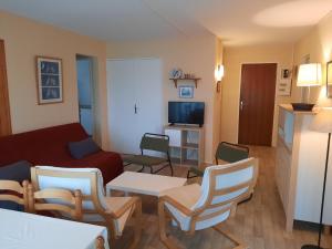 塞尼奥斯Appartement Seignosse, 3 pièces, 6 personnes - FR-1-239-401的客厅配有红色的沙发和椅子