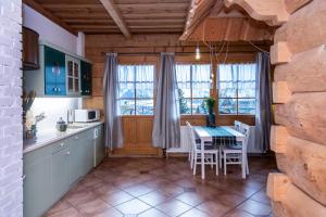 考斯赛力克Apartamenty Panorama的厨房以及带桌椅的用餐室。