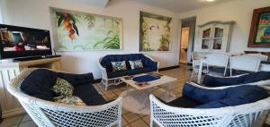布希奥斯Casa Praia do Forno Búzios, condomínio, 3 quartos的客厅配有蓝色的沙发和电视