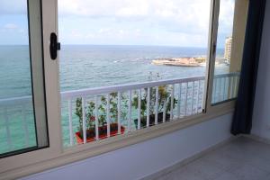 亚历山大Nour 1的客房设有窗户,享有海景。