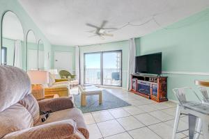 德通纳海滩海岸A Delightful Daytona Beach Getaway的带沙发和电视的客厅