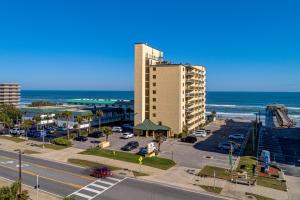 德通纳海滩海岸A Delightful Daytona Beach Getaway的享有街道、建筑和大海的景色