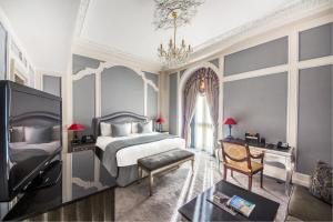 伦敦希尔顿伦敦宾利酒店的一间卧室配有一张特大号床和一个窗户。
