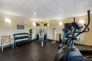 鲍灵格林猎鹰广场贝斯特韦斯特酒店的一间设有跑步机和举重器材的健身房的客房