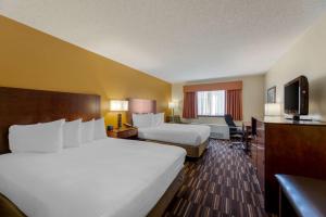 鲍灵格林猎鹰广场贝斯特韦斯特酒店的酒店客房设有两张床和电视。