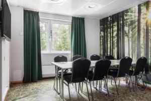 卡尔斯塔德古斯塔夫弗勒丁贝斯特韦斯特酒店的一间会议室,配有绿色窗帘和桌椅
