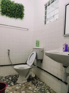 山打根VIRTA Guesthouse的一间带卫生间和水槽的浴室