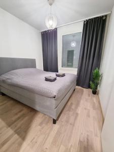 奥卢Lovely 2R apartment的一间卧室设有一张大床和一个窗户。