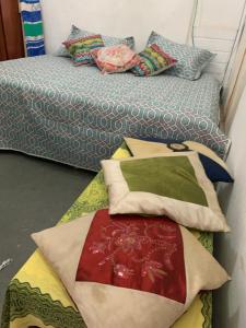 里约热内卢Kitnet Centro RJ的客房内的两张床和枕头