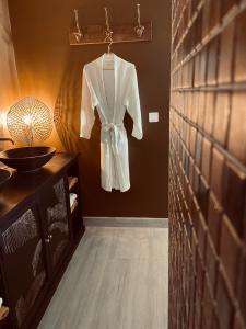 古斯塔维亚Le Rocher的浴室墙上挂着白色的长袍