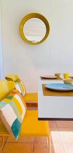 古斯塔维亚Le Rocher的黄色长凳,配有桌子和镜子