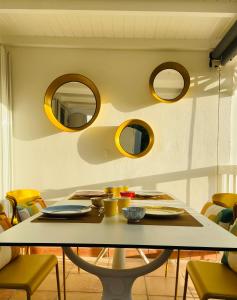 古斯塔维亚Le Rocher的一间带桌子和镜子的用餐室