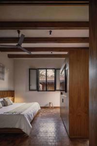 圣米格尔-德阿连德Quinta Amores alojamiento的一间卧室设有一张大床和一个窗户。