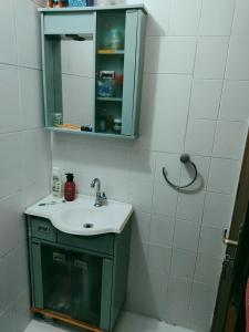 里奥格兰德Casa Excelente Localização!的一间带水槽和药柜的浴室