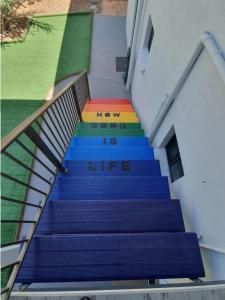 彩虹海滩Rainbow Stairs的楼梯,有彩虹楼梯