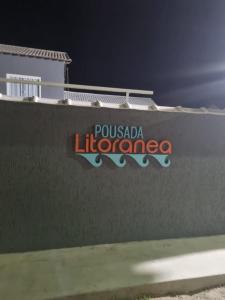 萨夸雷马Pousada Litorânea的墙上的标志