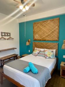 索里托斯Qeru House的一间卧室配有一张蓝色墙壁的床