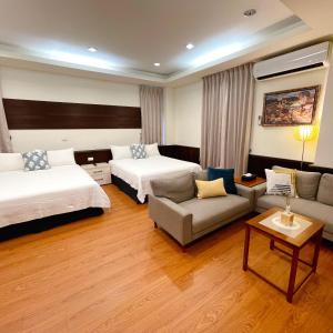 宜兰市兰天民宿的酒店客房,设有两张床和一张沙发