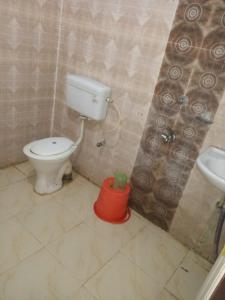 迪卡Goroomgo Star Inn Digha Near Sea Beach - Lift & Parking Facilities - Best Seller的一间带卫生间和水槽的浴室