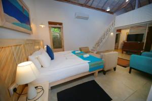 卡尔皮蒂耶Hiru Resort and Kite Surfing的一间卧室设有一张床和一间客厅。