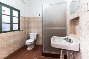 苏克雷Dragonfly Guest House的浴室配有卫生间、盥洗盆和淋浴。