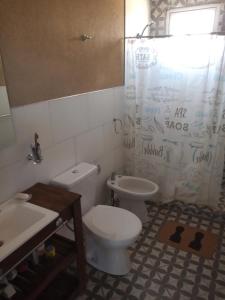 格兰德山谷Balcon al Valle Grande, San Rafael Mendoza的一间带卫生间和水槽的浴室