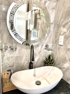 富国Sel de Mer Apartment Grand World Phu Quoc的浴室设有白色水槽和镜子