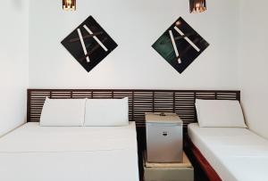 土格加劳Hotel Elinas and Restaurant的两张睡床彼此相邻,位于一个房间里