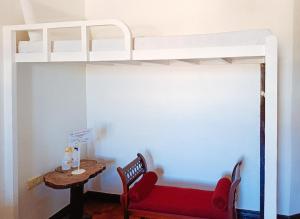 土格加劳Hotel Elinas and Restaurant的客房设有带桌椅的双层床。